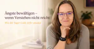 Frau sitzt nachdenklich am Fenster – Ängste bewältigen mit dem Yager Code