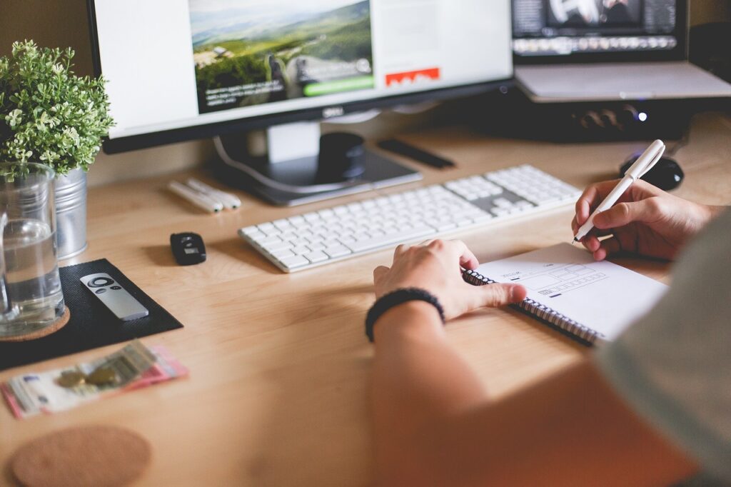 Persönliche Transformation: Mein Weg zurück zu mir Karen Wiltner Coaching Person am Laptop arbeitet konzentriert an einem Projekt, Symbol für Business-Entwicklung und persönliche Transformation