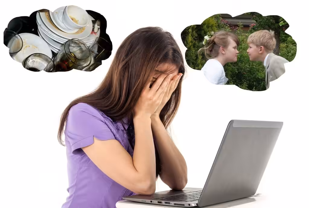 Erschöpfte Person am Schreibtisch reflektiert