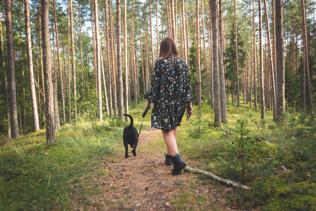 Eine Frau spaziert ruhig und zufrieden durch einen Park, symbolisch für das Gefühl der Gelassenheit nach der Bewältigung von Ängsten mit der Yager Methode
