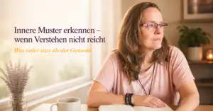 Frau sitzt nachdenklich am Fenster mit Tagebuch – innere Muster erkennen mit dem Yager Code
