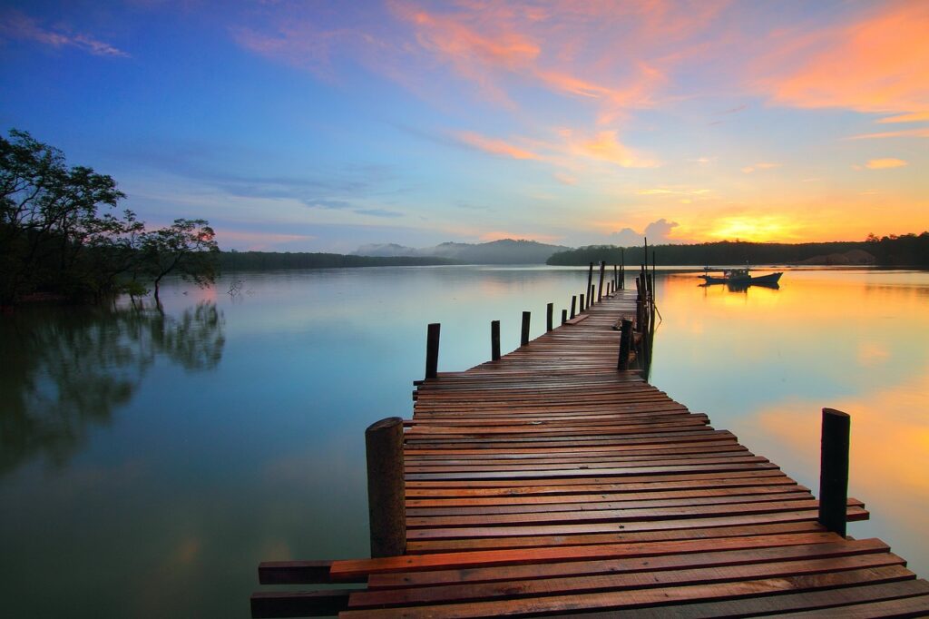 Ein stiller See bei Sonnenaufgang, symbolisch für die innere Ruhe und Gelassenheit nach der Bewältigung von Ängsten.