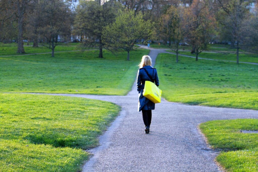 Persönliche Transformation: Mein Weg zurück zu mir Karen Wiltner Coaching Person, die vor zwei Wegen steht, die Entscheidung und persönliche Transformation symbolisiert