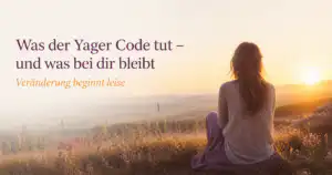 Frau sitzt ruhig auf einer Wiese im goldenen Licht – Yager Code Veränderung beginnt leise