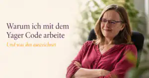Karen Wiltner zurückgelehnt mit wissendem Lächeln – Vorteile des Yager Code erklärt