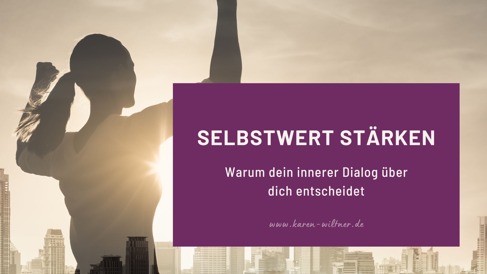 Frau hebt siegessicher die Faust in die Luft bei Sonnenaufgang. Textoverlay: „Selbstwert stärken – Warum dein innerer Dialog über dich entscheidet“.
