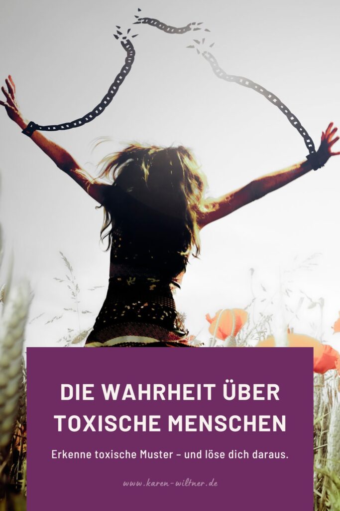 Frau befreit sich aus gesprengten Ketten in einem Feld – Symbol für den Ausstieg aus toxischen Beziehungen. Lerne, toxische Menschen zu erkennen und dich aus toxischen Dynamiken zu lösen.