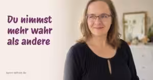 Karen Wiltner steht ruhig in hellem Raum, schwarzes Oberteil, warmer offener Blick — der stille Moment, in dem hochsensible Wahrnehmung als Stärke spürbar wird