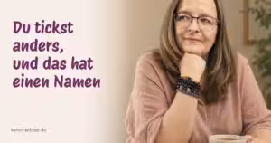 Karen Wiltner sitzt an einem hellen Tisch mit offenem Notizbuch und Tasse — der stille Moment, in dem das eigene Anders-Sein endlich einen Namen bekommt