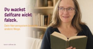 Karen Wiltner hält ein aufgeschlagenes Buch und schaut nachdenklich zur Seite – ein ruhiger, in sich gekehrter Moment