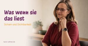 Karen Wiltner schaut nachdenklich auf einen Laptop – der stille Moment wenn man sich fragt, wer das lesen wird